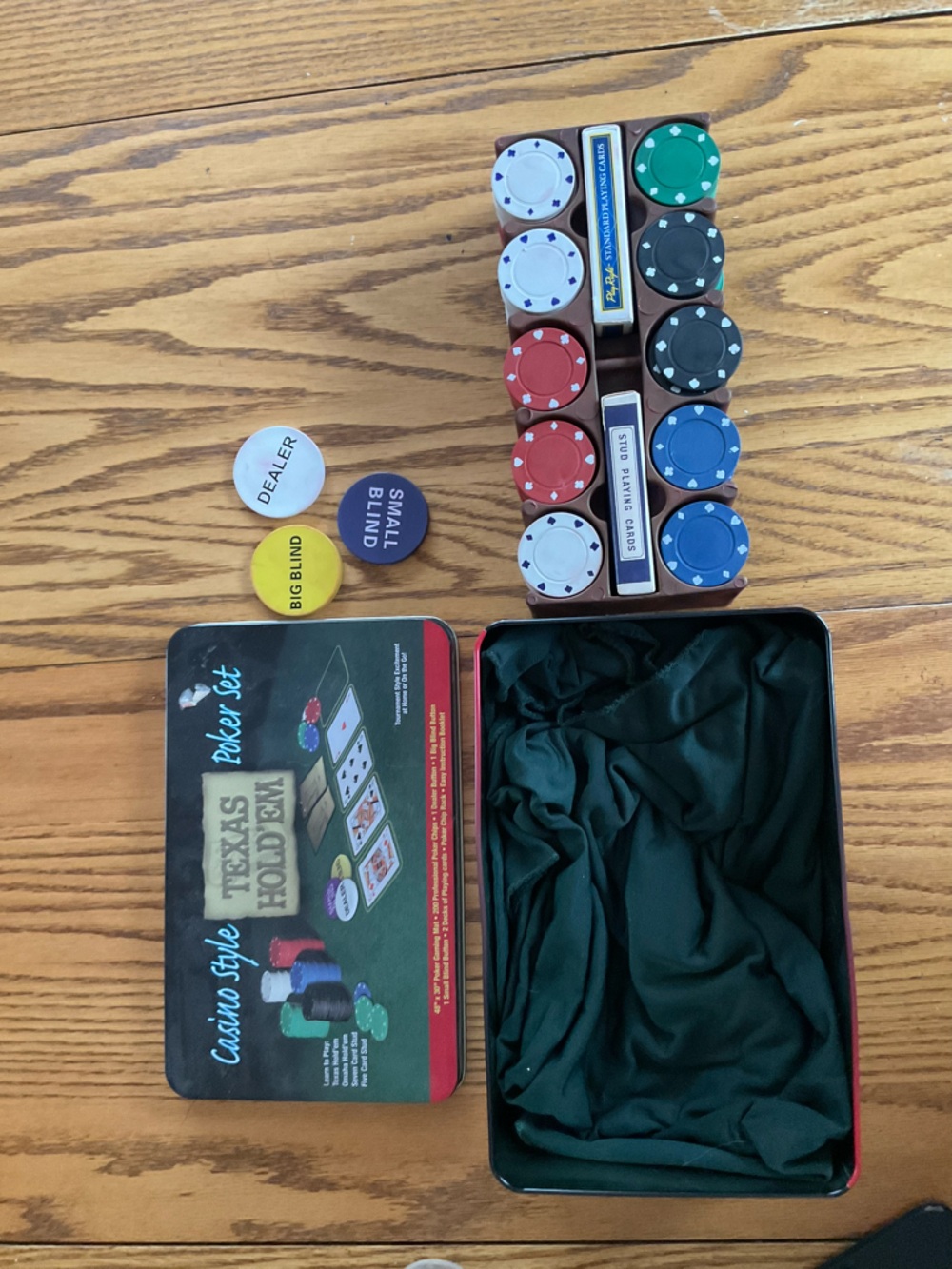 Casino Style Texas Hold'em Poker Set  48" X 30" POKER MAT  200 CHIPS & MORE